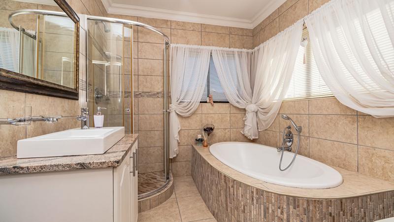 5 Bedroom Property for Sale in Village On Sea Western Cape